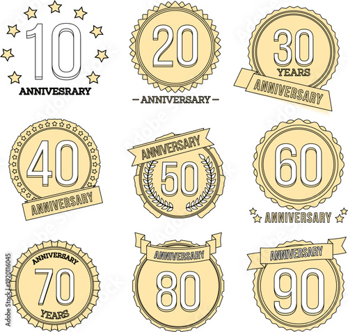 10周年から90周年まで対応したゴールド記念アニバーサリーエンブレムセット｜高級感のある円形バッジとリボン装飾のヴィンテージ風デザイン素材集