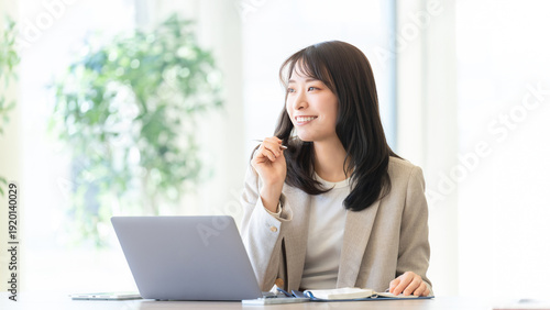 Tableau sur toile デスクワークをする女性ビジネスパーソン, Businesswoman doing desk work