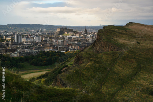 Fotografie View from Arthur's Seat, Salisbury Crags and city of Edinburgh with its castle i
