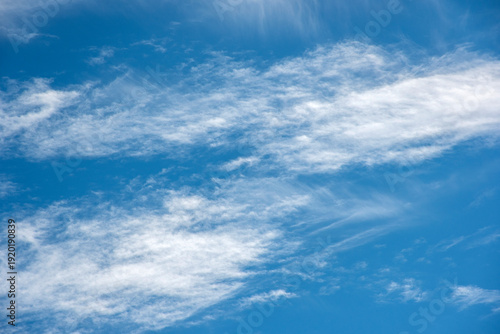 Foto Cielo azul con nubes blancas, cirros, cúmulos, estratos y nimbos