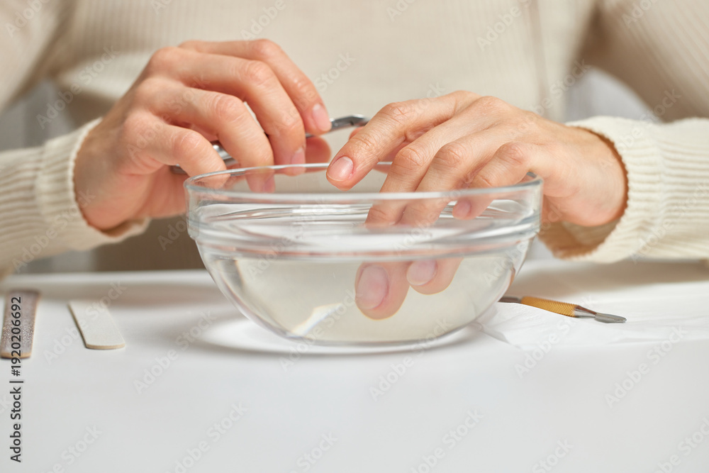 Ταπετσαρία Woman hands soaking fingernails in a bowl of water during a beauty routine