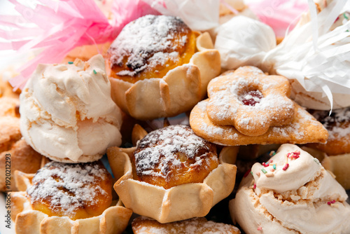 Assortimento di dolci tradizionali sardi, desserts italiani 