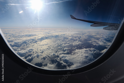 Fotografia View from airplane window above clouds