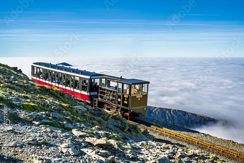 Foto Train on Snowdon Massif, Snowdon Range, Snowdonia, North Wales, UK
