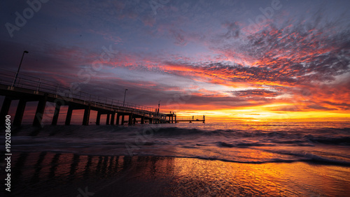 Foto The sun sets over the Indian Ocean at Coogee Beach, Perth, Western Australia