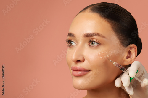 Billede på lærred Cosmetologist making rejuvenating anti wrinkle injections on young woman face