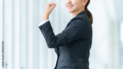ガッツポーズをする新卒の女性会社員,新入社員の前向きなスタート, New Graduate Office Worker Making a Fist Pump Positive Start as a New Employee