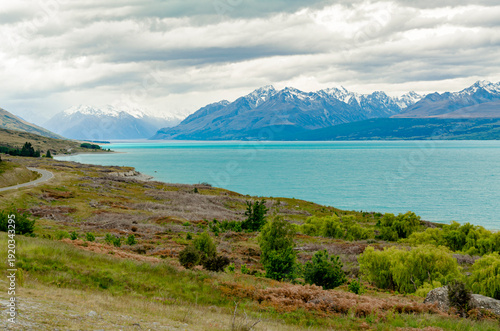 Canvastavla Lake Pukaki in New Zealand, featuring turquoise waters and surrounding mountains