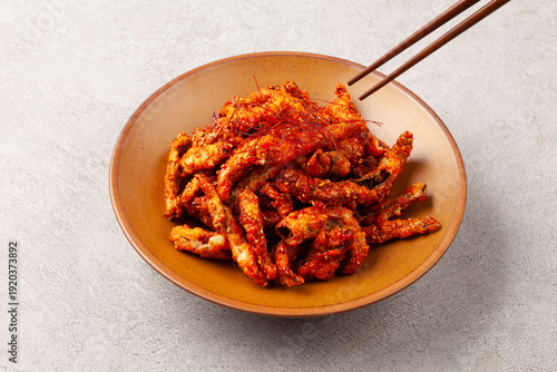  고추를 살짝 데쳐 찹쌀 풀을 바르고 바삭하게 말린 뒤에 기름에 튀긴 음식.
A dish made by lightly blanching chili peppers, coating them with glutinous rice paste, drying them until crispy, and then deep-frying them in oil.
