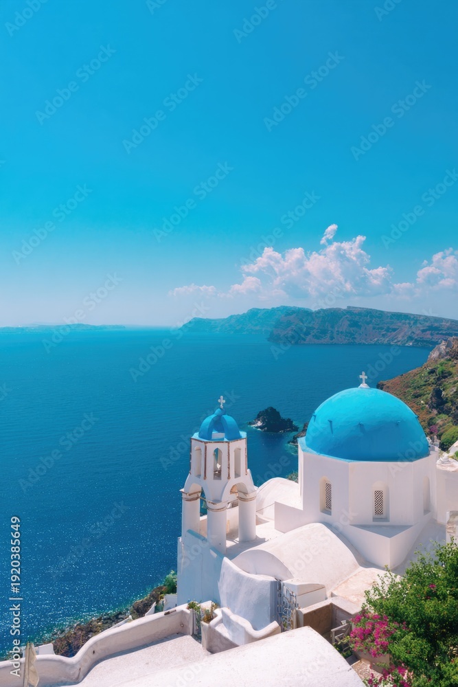 Obraz premium Stunning azure sea contrasts with white architecture under vibrant blue sky