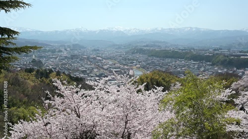 卯辰山公園見晴らし台から望む金沢市街と桜の春景色
AdobeStock-4K