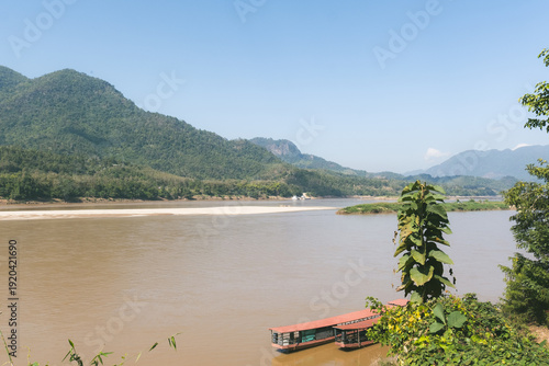 メコン川に停泊しているスローボート