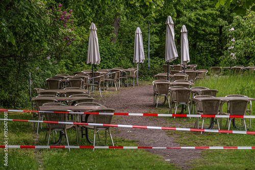 Straßencafé geschlossen mit Absperrband