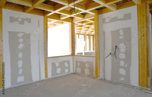 chantier intérieur, plafond en treillis bois et murs en construction