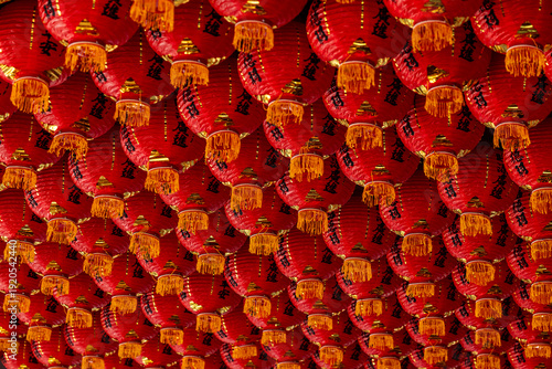 Foto Numerous red lanterns were neatly hung from the temple ceiling.