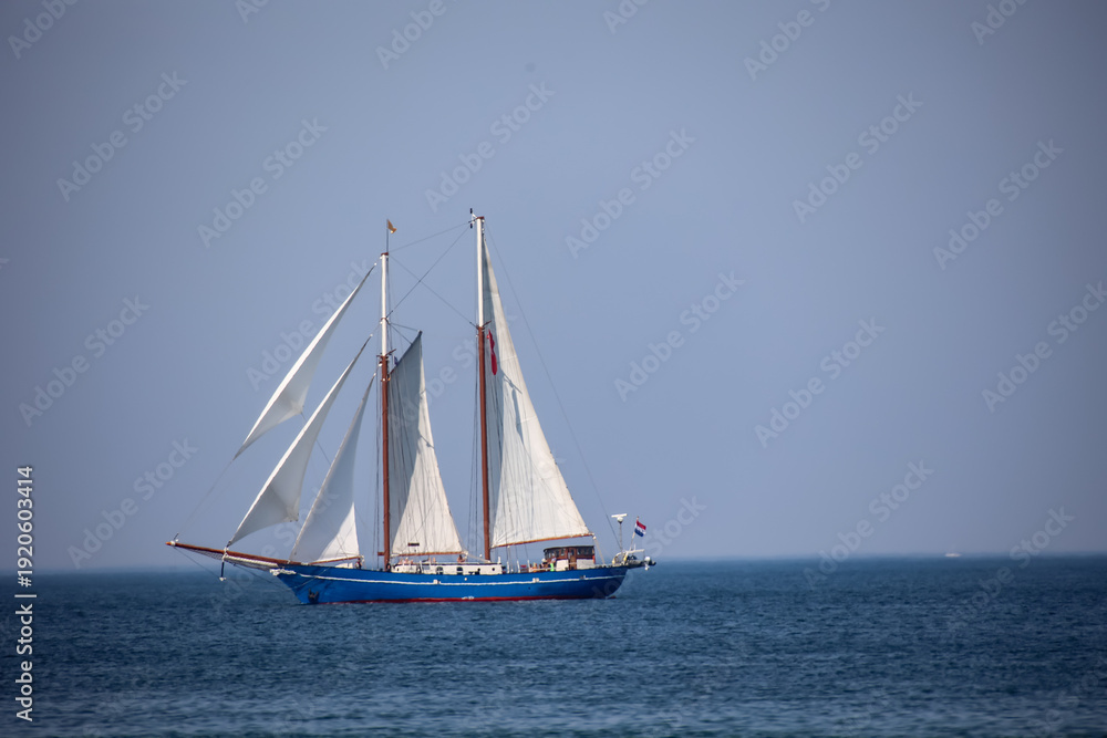 Fototapeta premium Ein Zweimaster Segelschiff auf Segelturn. 