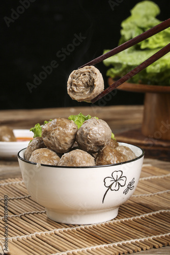 Tableau sur toile Chaoshan Handmade Beef Balls Traditional Chinese Soup Dumplings with Chopsticks
