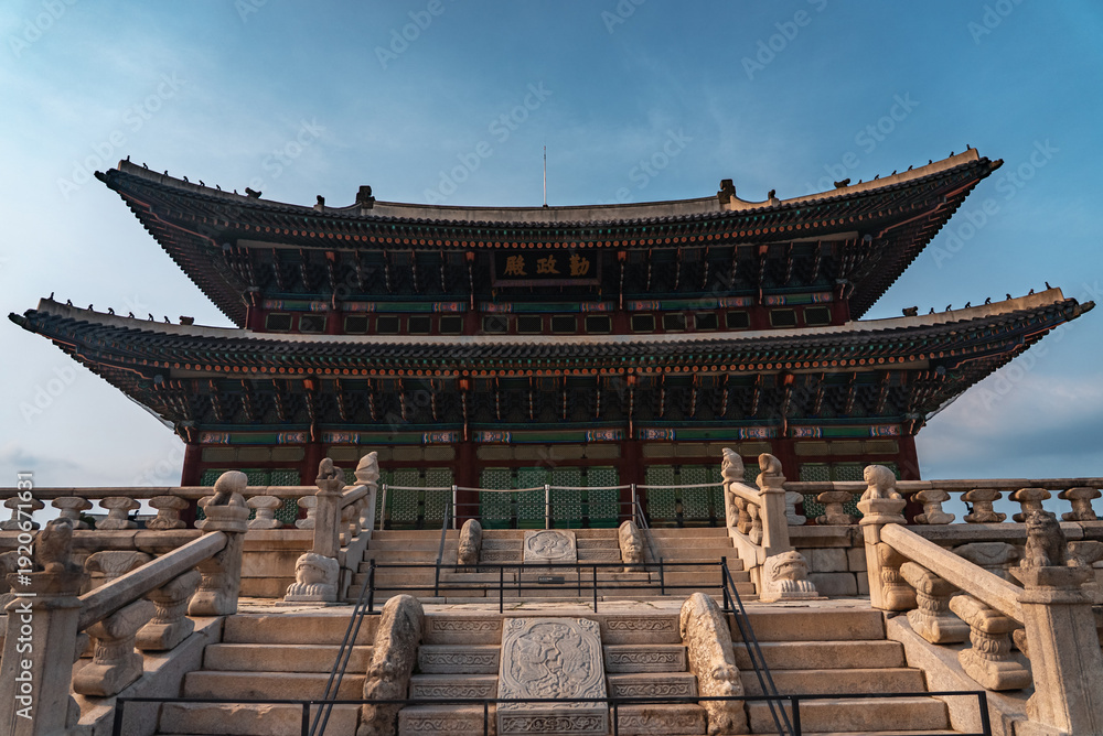 Fototapeta premium Traditional Korean Royal Architecture at Gyeongbokgung Palace