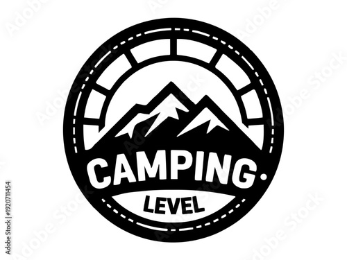 Ein rundes Abenteuer-Badge mit Bergsymbol und segmentierter Fortschrittsanzeige. Ideal als humorvolle Deko für Camper oder als personalisierbares Geschenk für Outdoor-Fans.KI Generiert