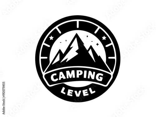 Ein rundes Abenteuer-Badge mit Bergsymbol und segmentierter Fortschrittsanzeige. Ideal als humorvolle Deko für Camper oder als personalisierbares Geschenk für Outdoor-Fans.KI Generiert