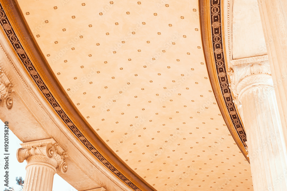 Obraz premium Elegant architectural ceiling with classical columns featuring ornate patterns