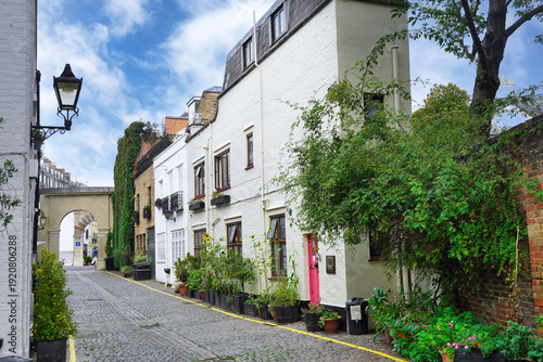 Tableau sur toile Cobblestoned alley with narrow mews houses in Kensington area of London, England