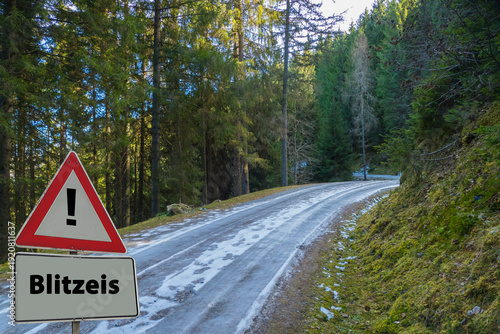 Wallpaper Mural Warnschild Blitzeis Waldweg Eis Eisfläche vereist Torontodigital.ca