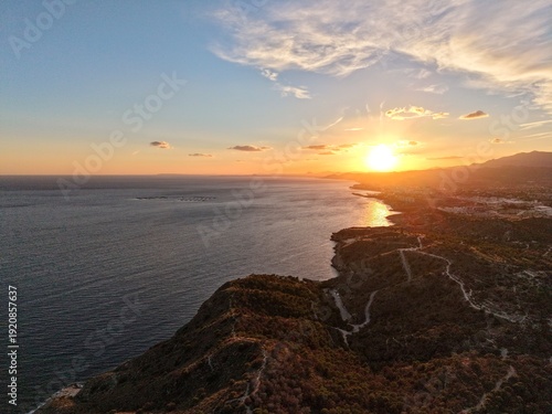 Foto peaceful seascape with distant coastlines and soothing sunset hues that inspire