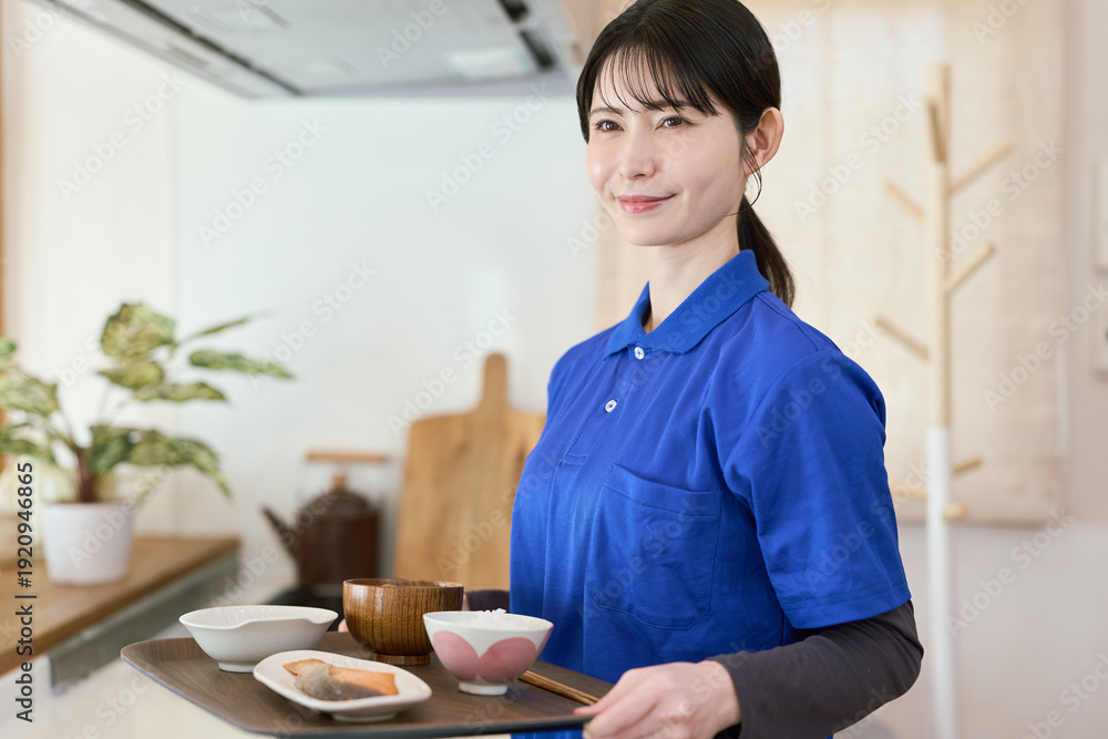 Fototapeta premium 訪問介護で食事のサポートをする介護士