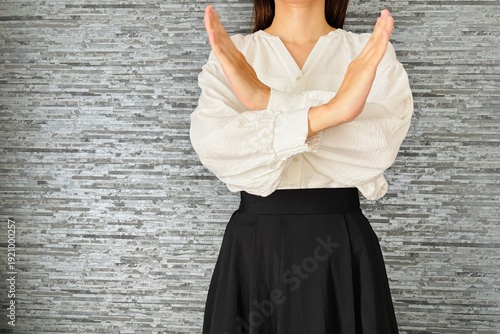 Fotografie 手でバツマークをする女性