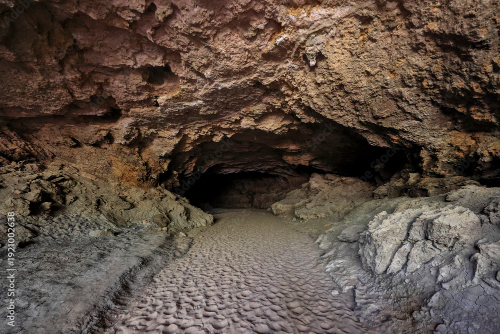 Obraz premium Inside limestone cave, tunnel, Stockyard Gully National Park, Western Australia. 300 meter long. Require four-wheel drive vehicle. Near Coorow, Jurien Bay and Green Head. Approx 280 km from Perth