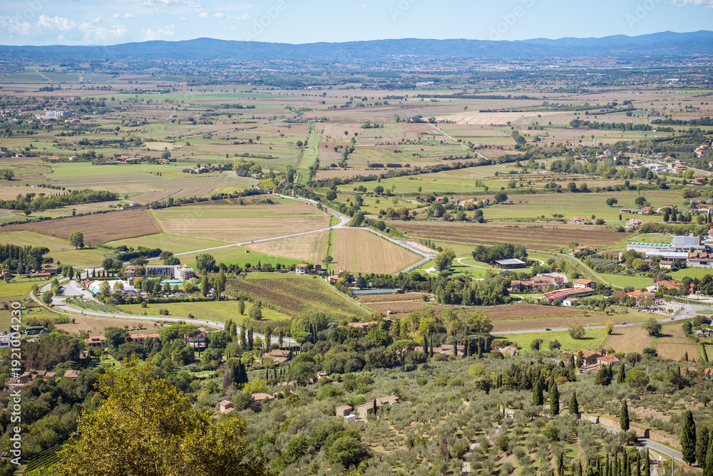 Naklejka premium Cortona, Tuscany, Italy: Tuscan landscape with rolling hills and vineyards