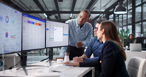 Fotografía iverse Payroll Team Successfully Managing Data