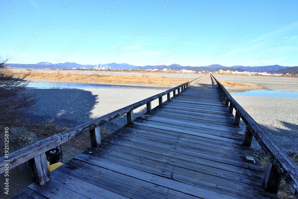Obraz premium Horai Bridge, the longest wooden pedestrian bridge in the world, in Shimada, Shizuoka, Japan