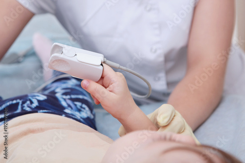 Obraz na plátně The pulse oximeter is located on the child's fingers