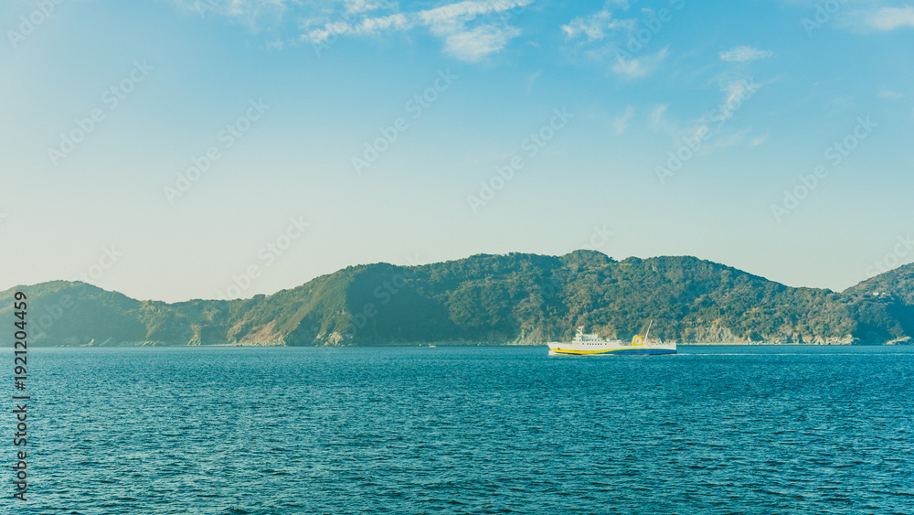 Naklejka premium 愛媛県八幡浜市から大分県別府市までのフェリー航路からの風景