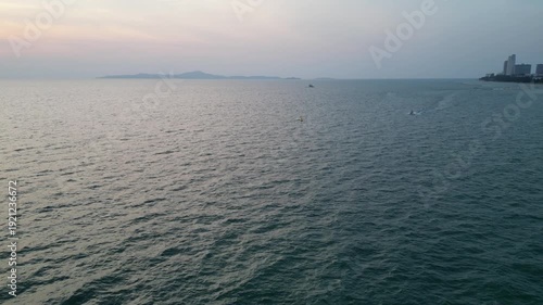 황금빛 노을과 붉은 저녁 노을로 물든 태국 파타야 좀티엔 해변의 평화로운 해안선 드론 항공 촬영
