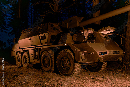 Φωτογραφία self-propelled artillery mount Suzanne in the forest