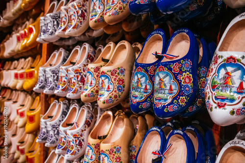 Bilde på lerret Rows of hand-painted wooden clogs reflecting dutch heritage, displayed in a colo