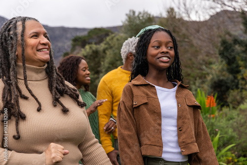 Panel kuchenny z motywem African American family walking together on green hills with brown jacket and headband, copy space