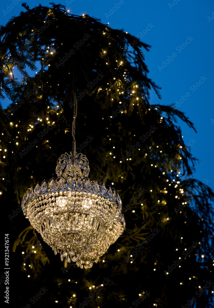 Obraz premium Elegant crystal chandelier