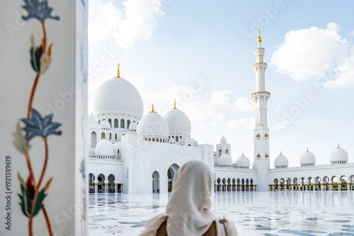 Photos Tourist admiring sheikh zayed grand mosque in abu dhabi, united arab emirates