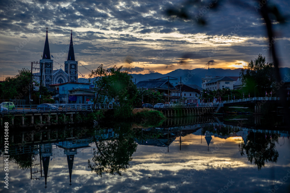 Obraz premium The backdrop of the Cathedral of the Immaculate Conception, Chanthaburi, located on the banks of the river in a community, features ancient and beautiful sculptures, characteristic of Thailand.