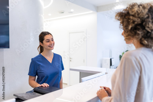 Fotografía Friendly Medical Receptionist Welcoming Patient at Hospital Front Desk