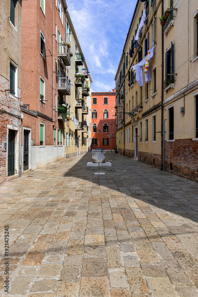 Fototapeta premium View of the narrow streets and alleys of Venice (Italy)