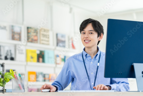 Photos オフィスで働く若いエンジニア