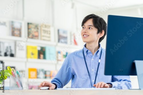 Photos オフィスで働く若いエンジニア