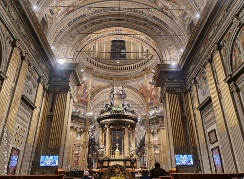 Canvastavla Santuario di Santa Maria del Fonte di Caravaggio molti fedeli alla solenne messa della domenica pomeriggio ultima dell'anno 2023