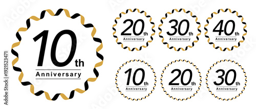 10周年・20周年・30周年・40周年のアニバーサリーロゴバッジセット。金と黒のエレガントな波型リボンフレーム。企業の創立記念、周年祝い、和モダンなデザインや高級イベントの装飾に最適なベクターイラスト素材。