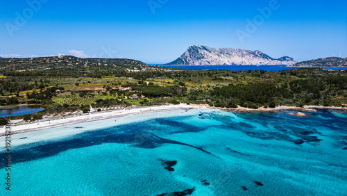 Foto Aerial view of Lu Impostu beach with Tavolara Island, San Teodoro, Sardinia, Italy
